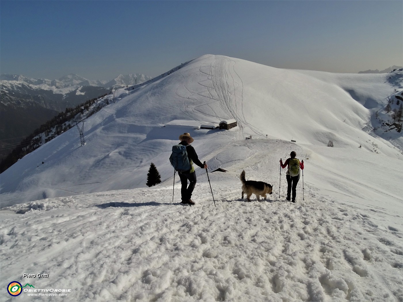 70 Ed ora scendiamo verso la Casera d'Alpe Aga (1759 m) con vista sulla Costa d'Ancogno.JPG